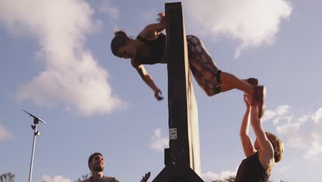 jóvenes adultos entrenando en un campamento de gimnasia al aire libre