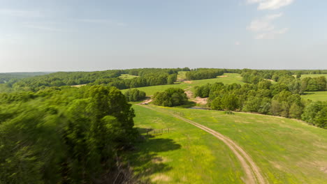 Retroceso-Aéreo-Sobre-Un-Paisaje-Exuberante-Cerca-Del-Campo-De-Tiro-Al-Aire-Libre-En-Leach,-Oklahoma