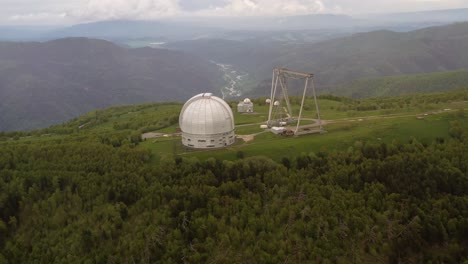 observatorio científico astrofísico especial. centro astronómico para observaciones terrestres del universo con un gran telescopio.