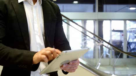 hombre de negocios usando una tableta digital