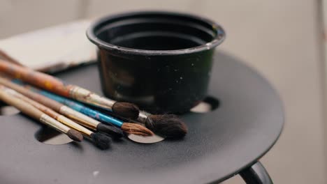suministros de arte en una pequeña mesa