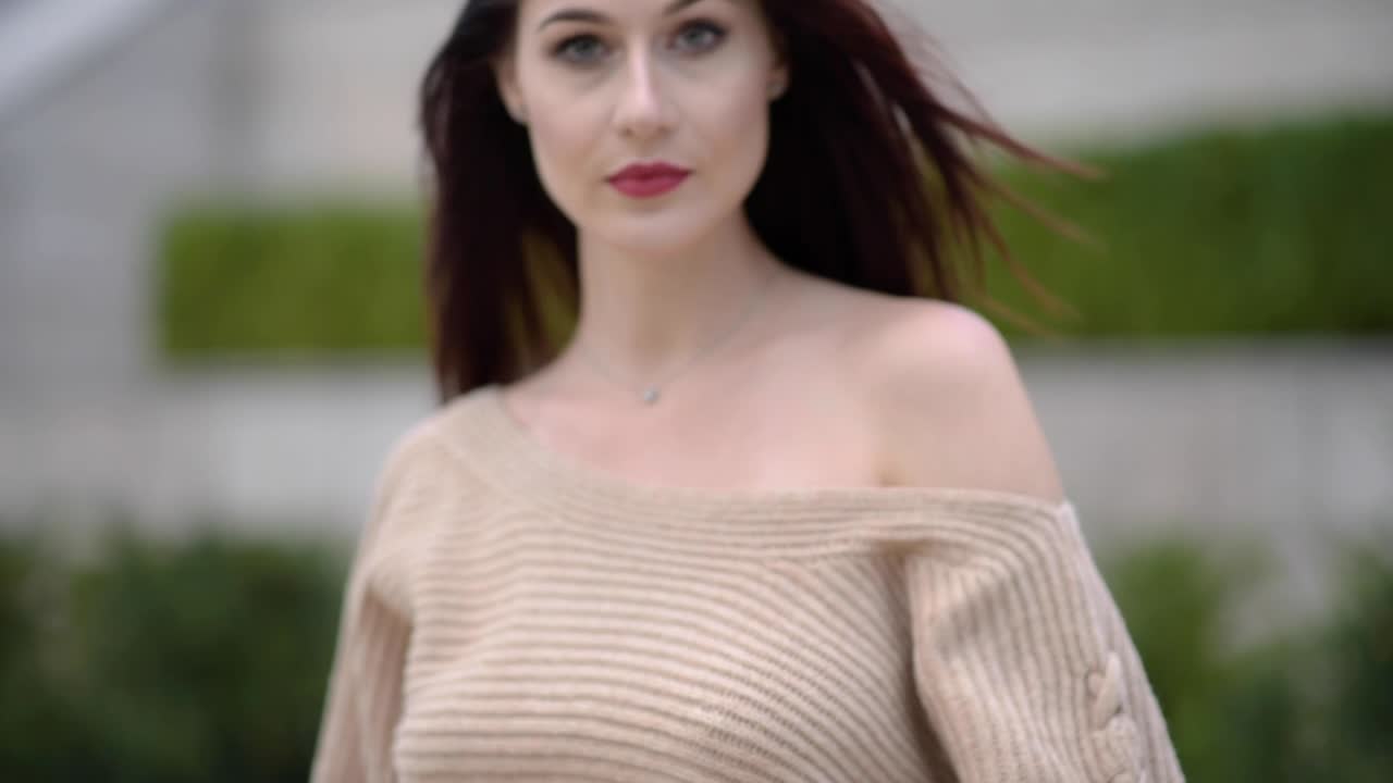 hermoso suéter de un hombro un primerísimo plano