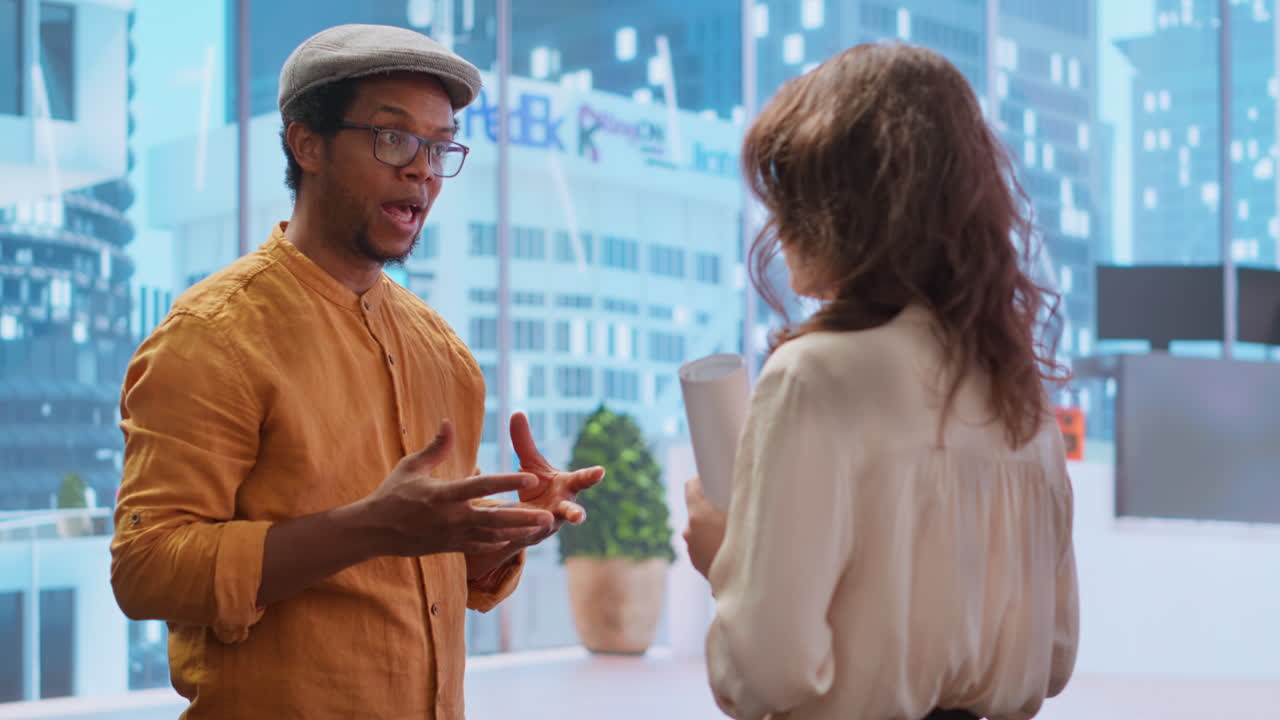 상급 사무실의 청사진을 검토하기 위해 부동산 중개인을 만나는 사업가