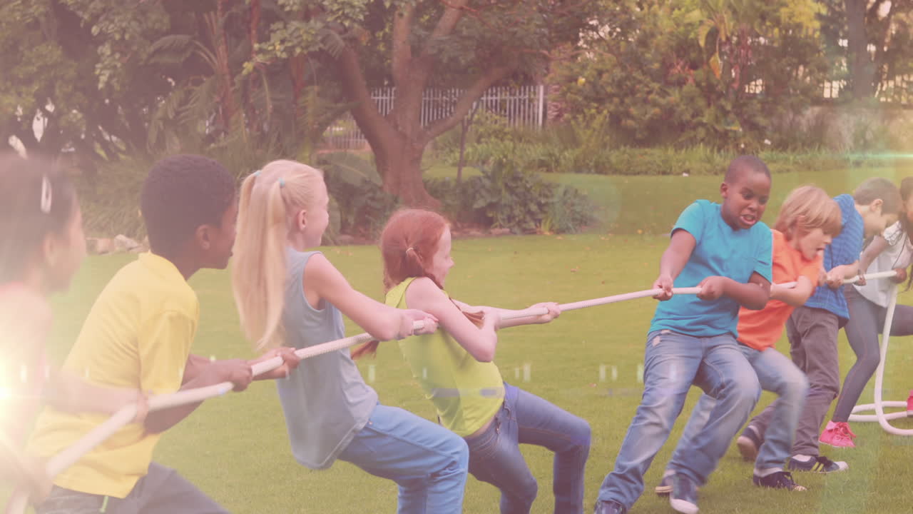 공원에서 줄을 당기는 다양한 학교 아이들 위에 빛의 반점의 애니메이션