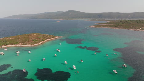 vista aérea de una hermosa playa con agua turquesa