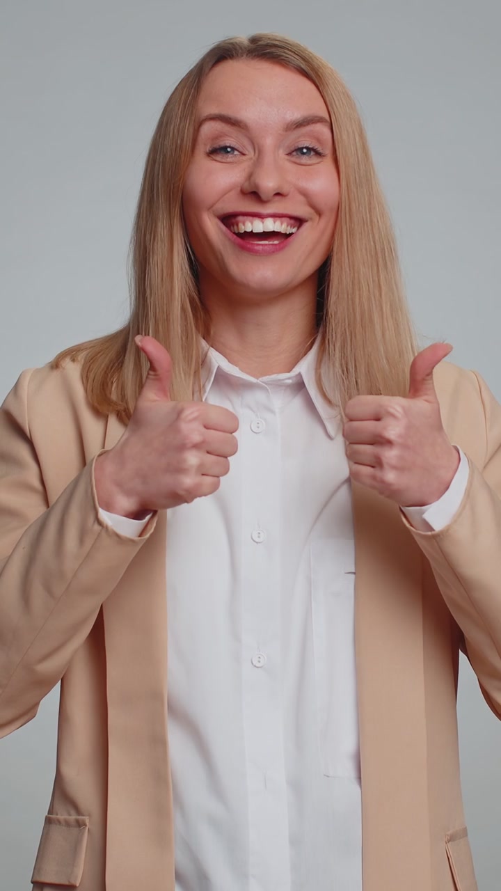 Donna sorpresa e sbalordita che indica un'esplosione nella sua testa, con espressione preoccupata e scioccata: wow, idea, eureka