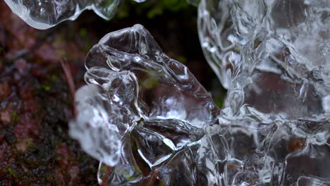 Makrovideo-Von-Kristallklaren-Eisformationen,-Die-Schmelzen-Und-Wasser-Tropft