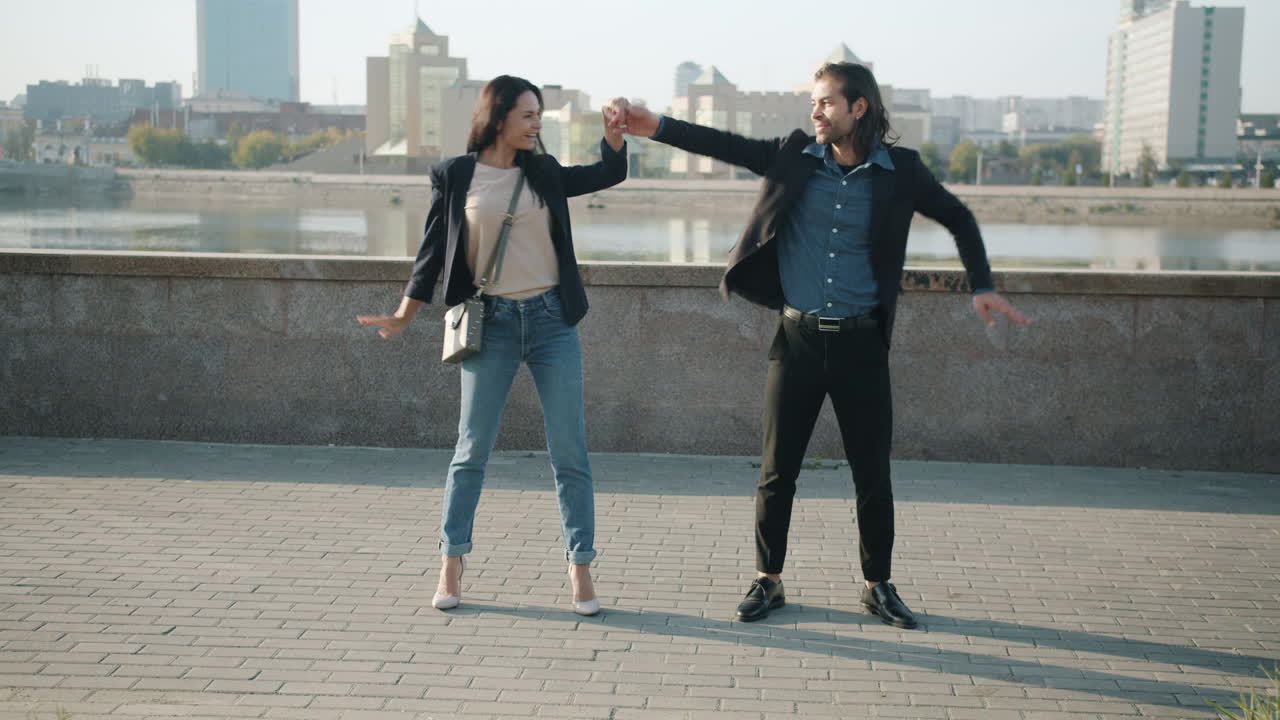 야외에서 춤을 추는 커플