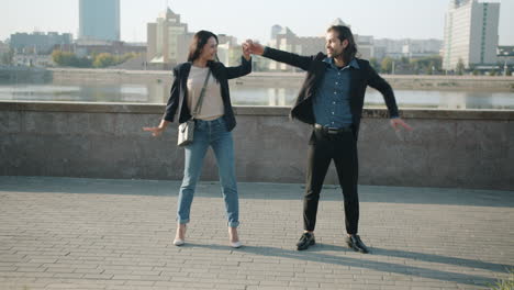 pareja bailando al aire libre