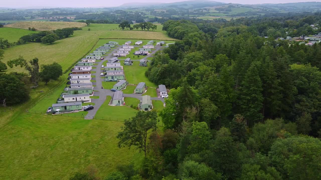 vista aérea del parque de caravanas en el campo del reino unido en un día nublado