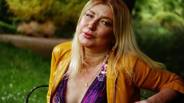 femme attrayante en train de parler portrait moyen zoom out coup de ralenti