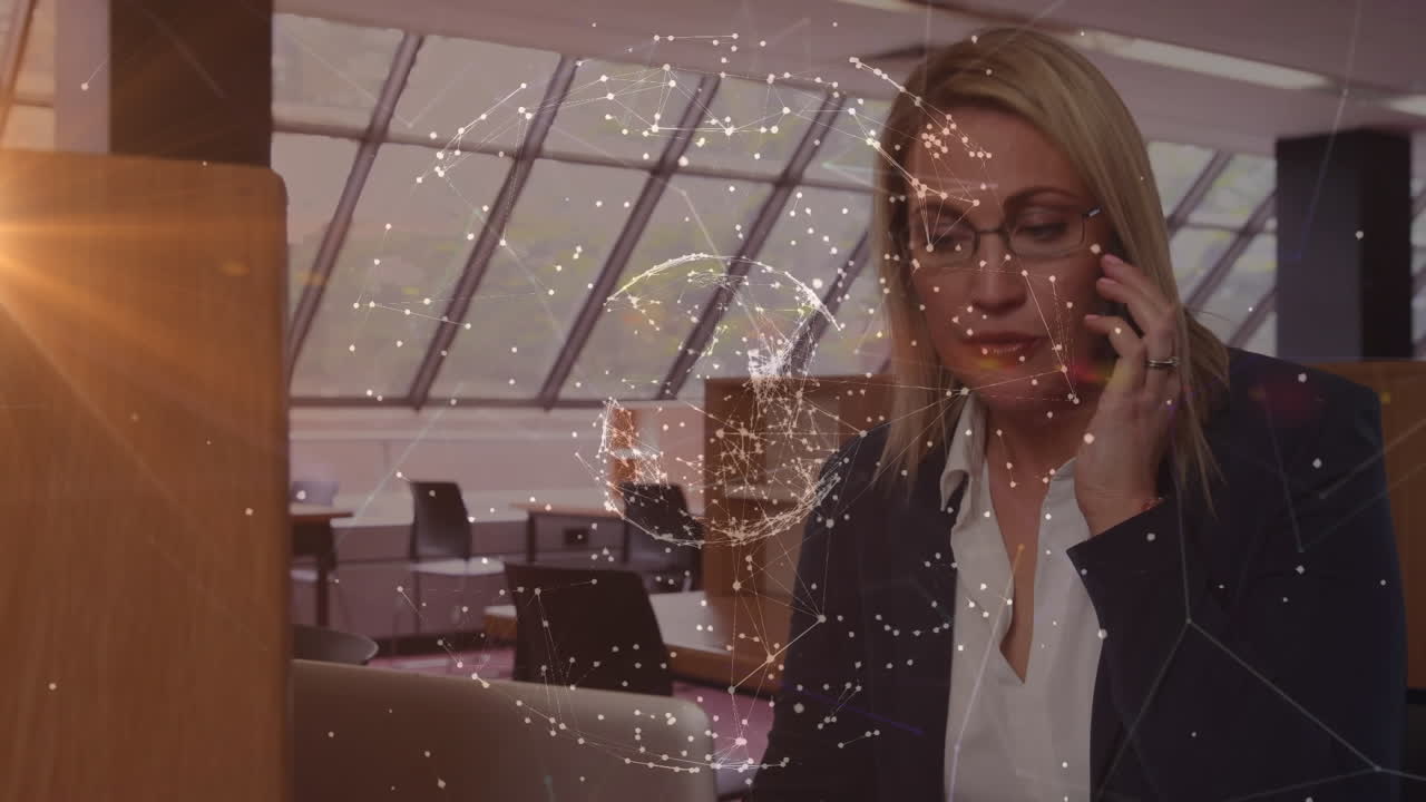 анимация обработки данных над кавказской студенткой