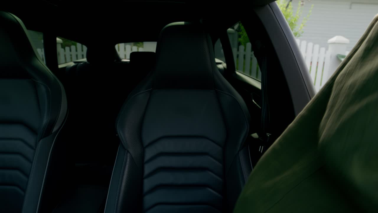 hombre escuchando música en un coche