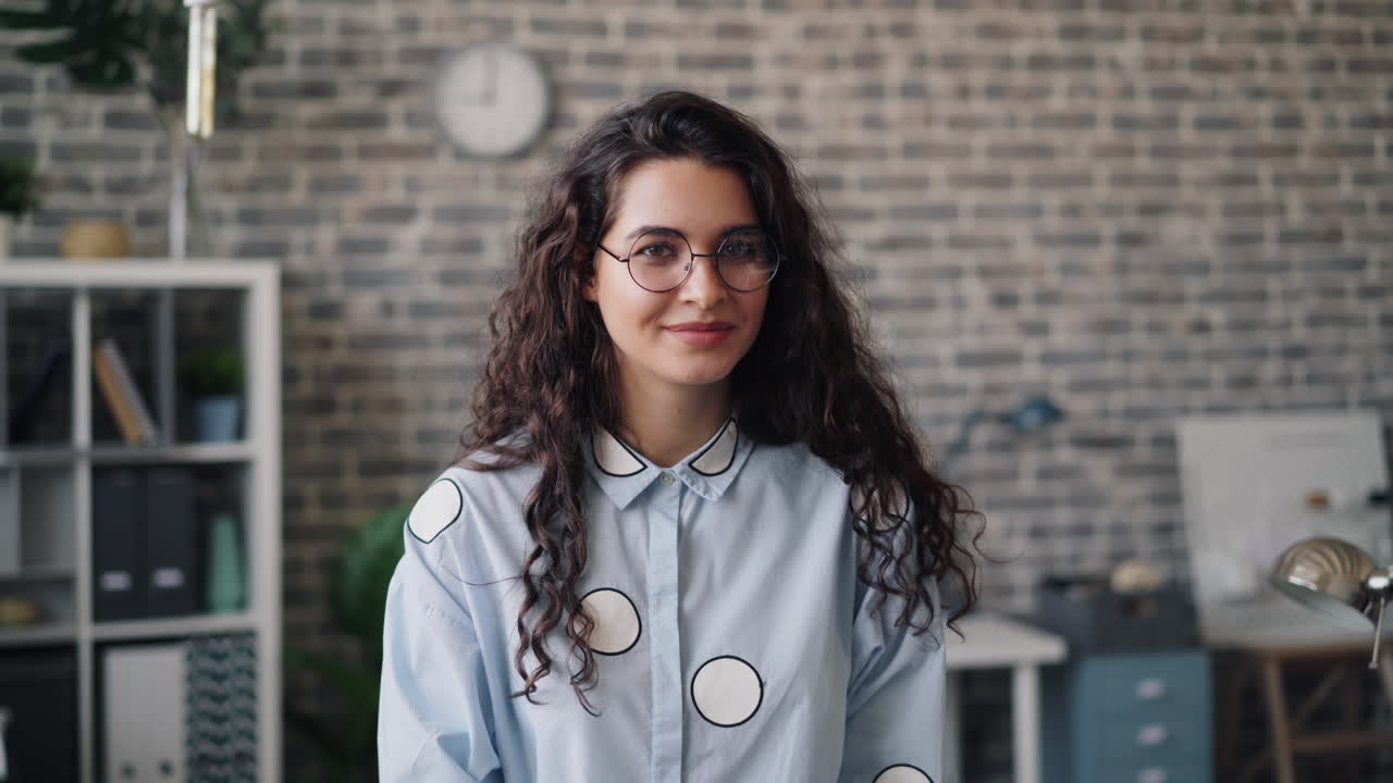 mujer en una oficina moderna