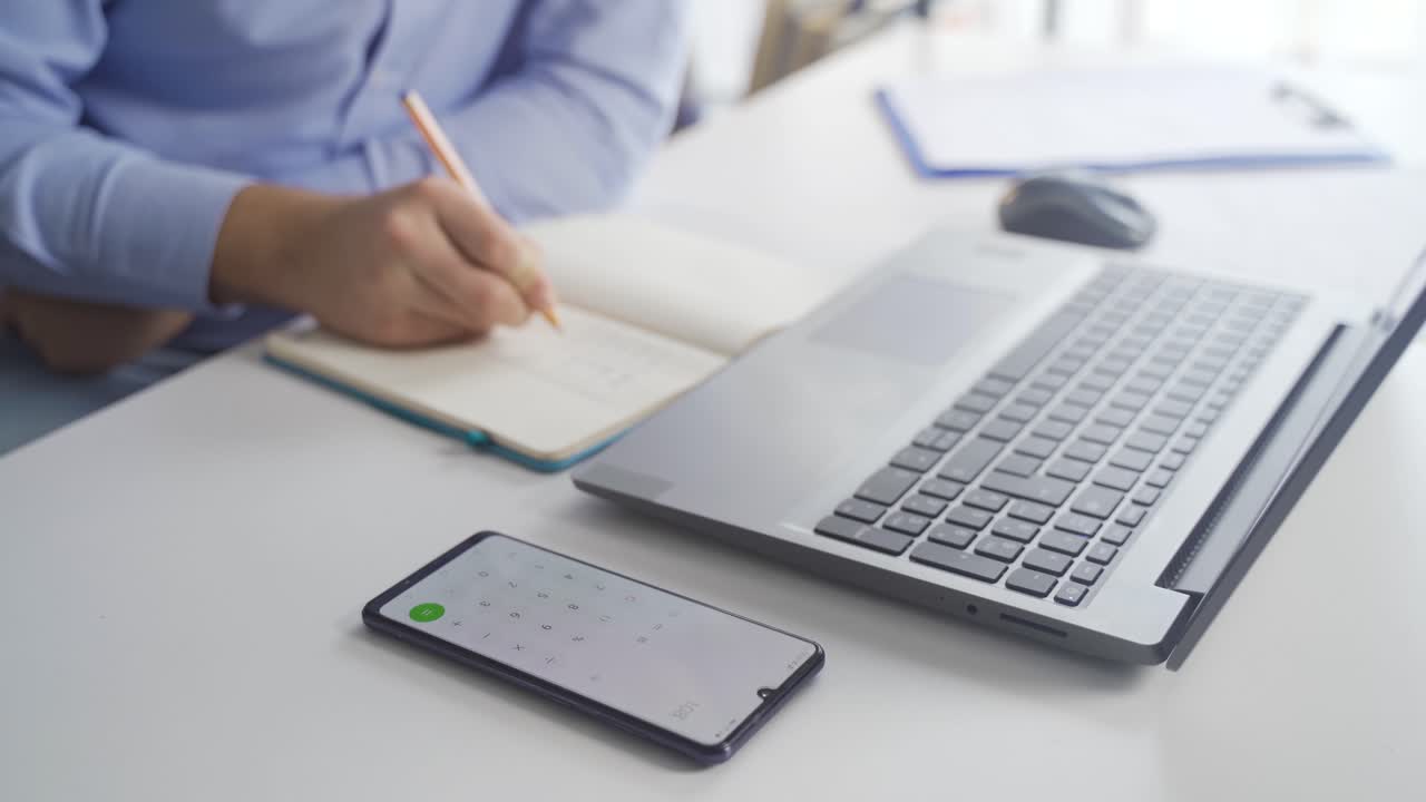 hacer cálculos financieros. calcular el volumen de negocios.