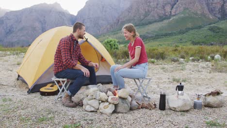 Pareja-Caucásica-Acampando-En-La-Naturaleza