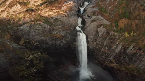 Dronefootage-Og-La-Hermosa-Cascada-Månafossen-En-Noruega