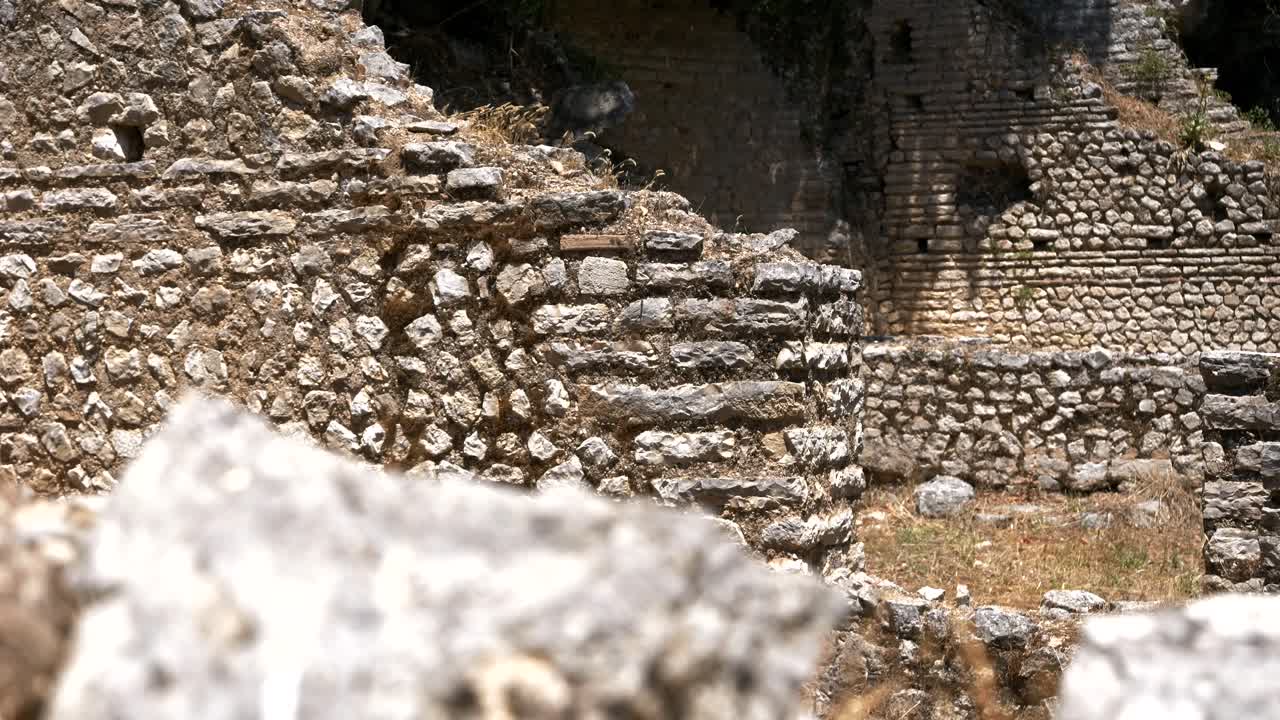 butrint, albania, vista de las ruinas de un antiguo edificio construido con bloques de piedra