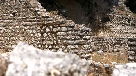 Butrint,-Albania,-Vista-De-Las-Ruinas-De-Un-Antiguo-Edificio-Construido-Con-Bloques-De-Piedra