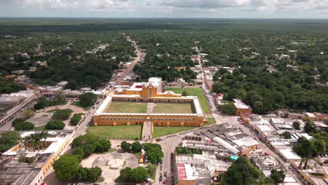 Vorderansicht-Des-Izamal-Hauptklosters-Im-Maya-Dschungel