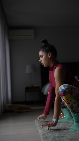 mujer practicando yoga en casa