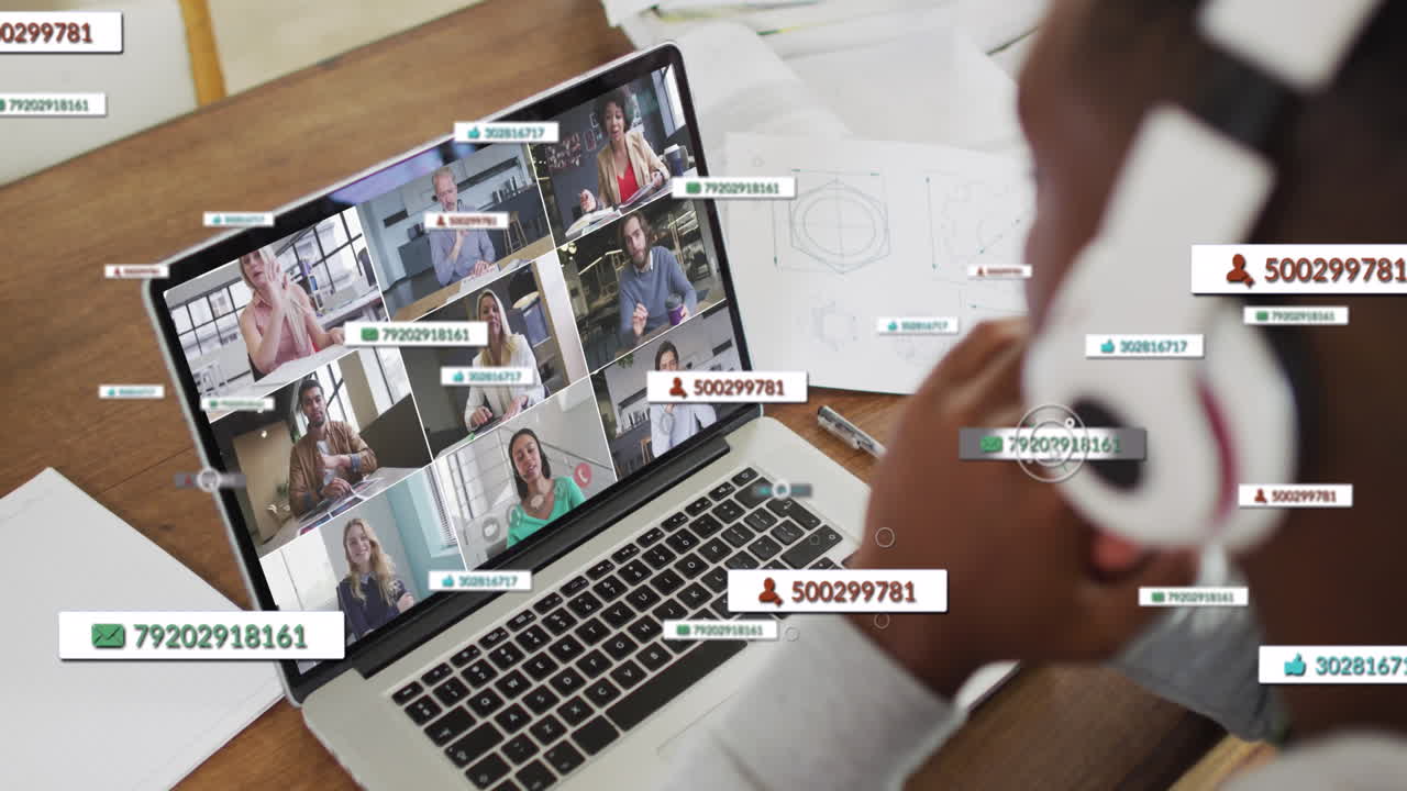 animación de iconos de los medios sobre un empresario afroamericano haciendo una llamada de video con sus colegas