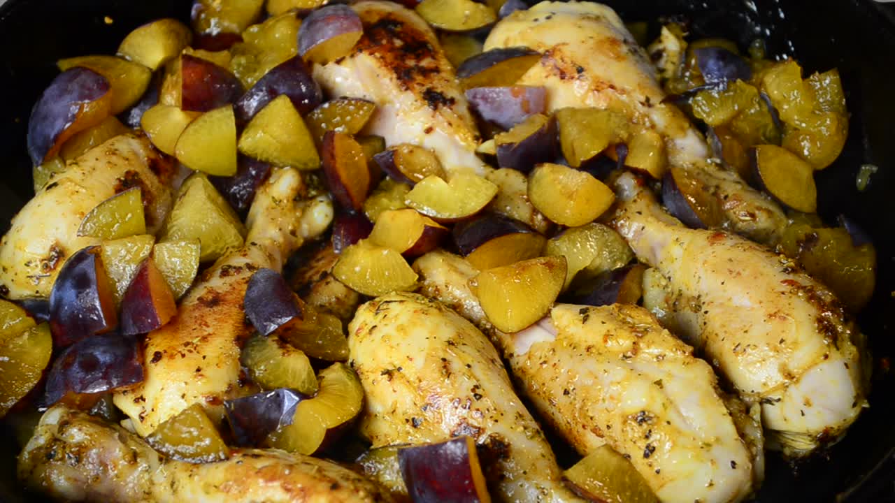 Coscia di pollo su una padella di ghisa. Processo di preparazione