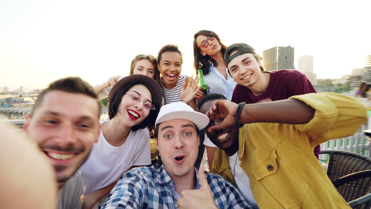 지붕에서 셀피를 찍는 친구들