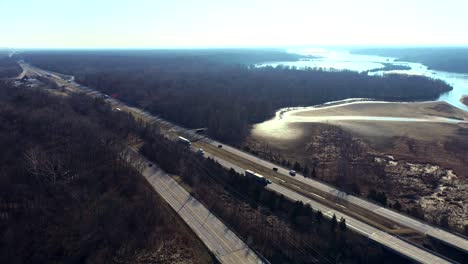 Strecke-Der-Autobahn-Neben-Dem-Fluss,-Sonnenlicht-Im-Wasser-Reflektiert