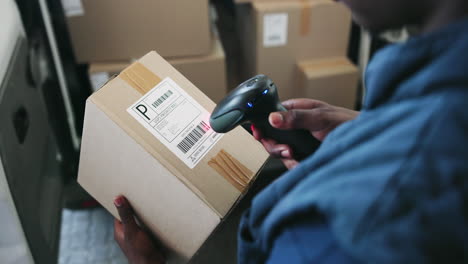 conductor de entrega cargando cajas en un camión