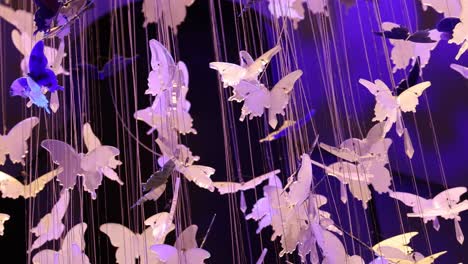 mariposas de papel suspendidas moviéndose suavemente