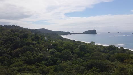 el parque nacional manuel antonio en costa rica, con una exuberante vegetación y hermosas costas