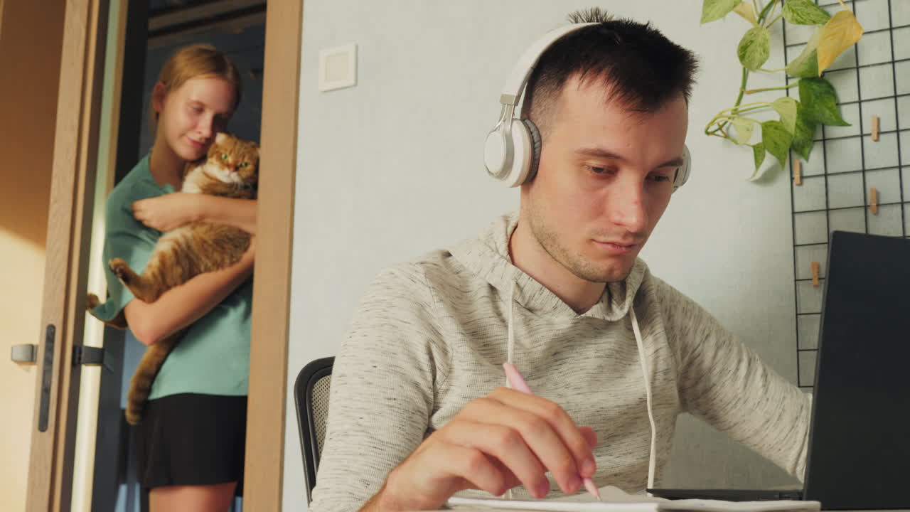 adolescente y un hombre trabajando desde casa