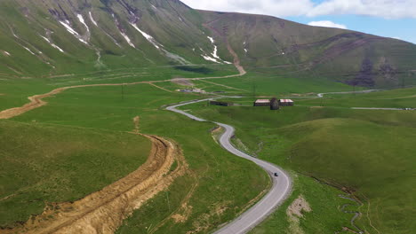 Disparo-De-Dron-Giratorio-Siguiendo-A-Los-Autos-En-Una-Carretera-De-Montaña-En-Gudauri-Georgia