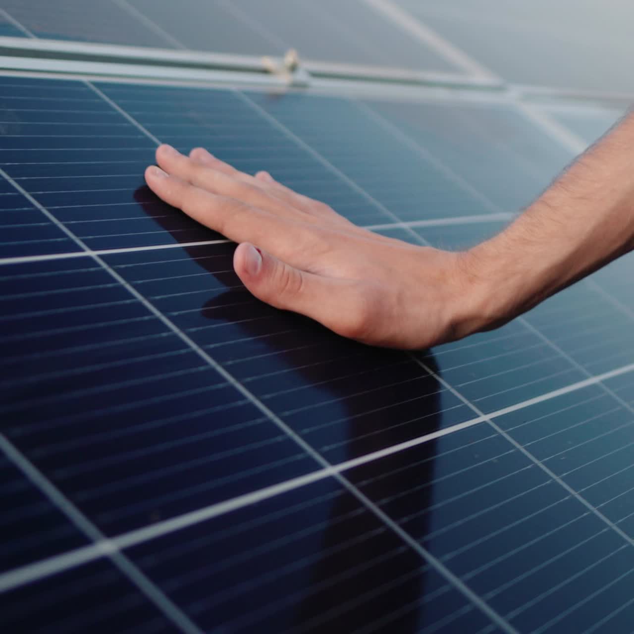 la mano de los hombres limpia la superficie de los paneles solares 1