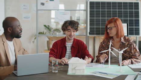 retrato de un equipo diverso de ingenieros de energía renovable en una reunión de oficina