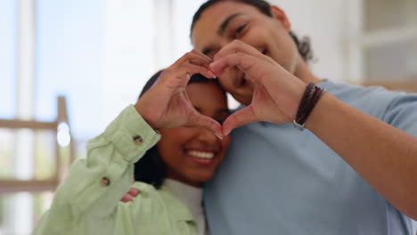 Cara,-Abrazo-Y-Pareja-Con-Manos-De-Corazón-En-Una-Vida.