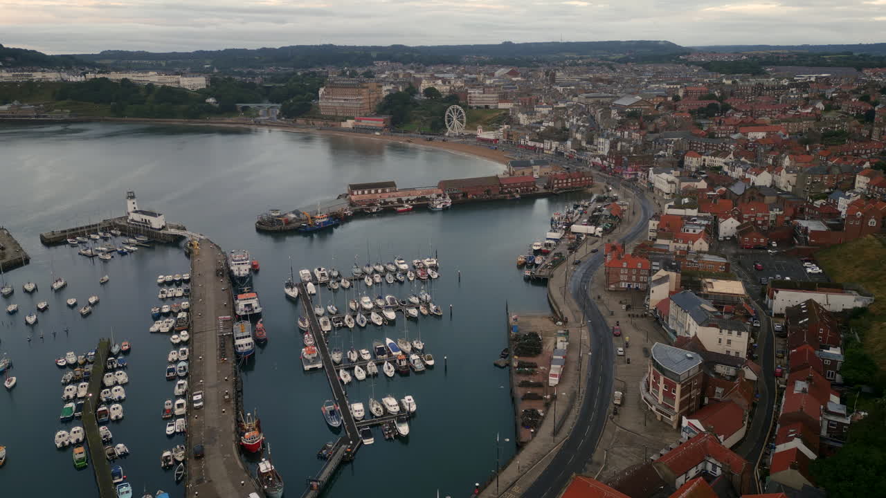 Inquadratura aerea introduttiva con drone che sorvola il porto della città di Scarborough