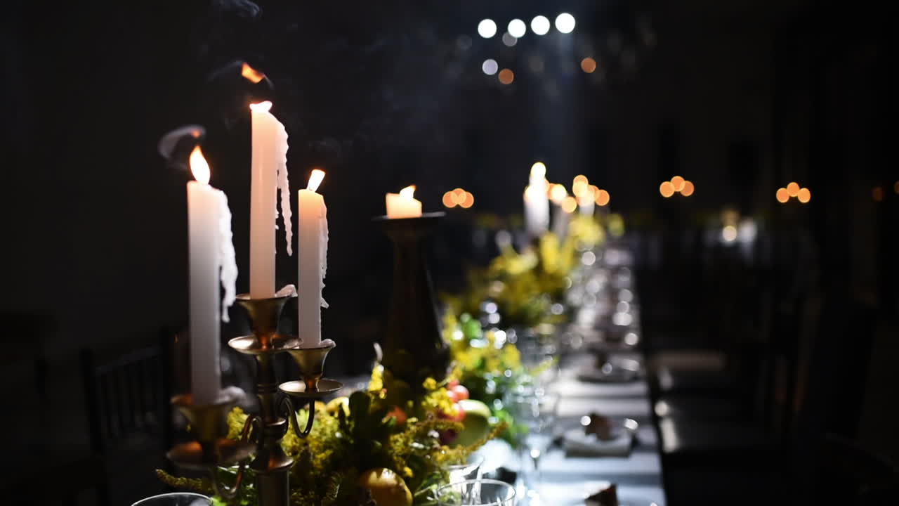 arreglos románticos de la ceremonia de la mesa de la boda, velas en la mesa de comedor, espectáculo de luces en el fondo, pan shot
