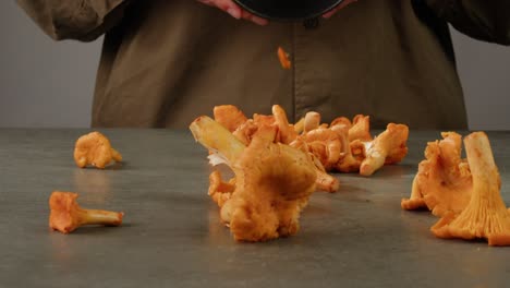 preparing chanterelle mushrooms