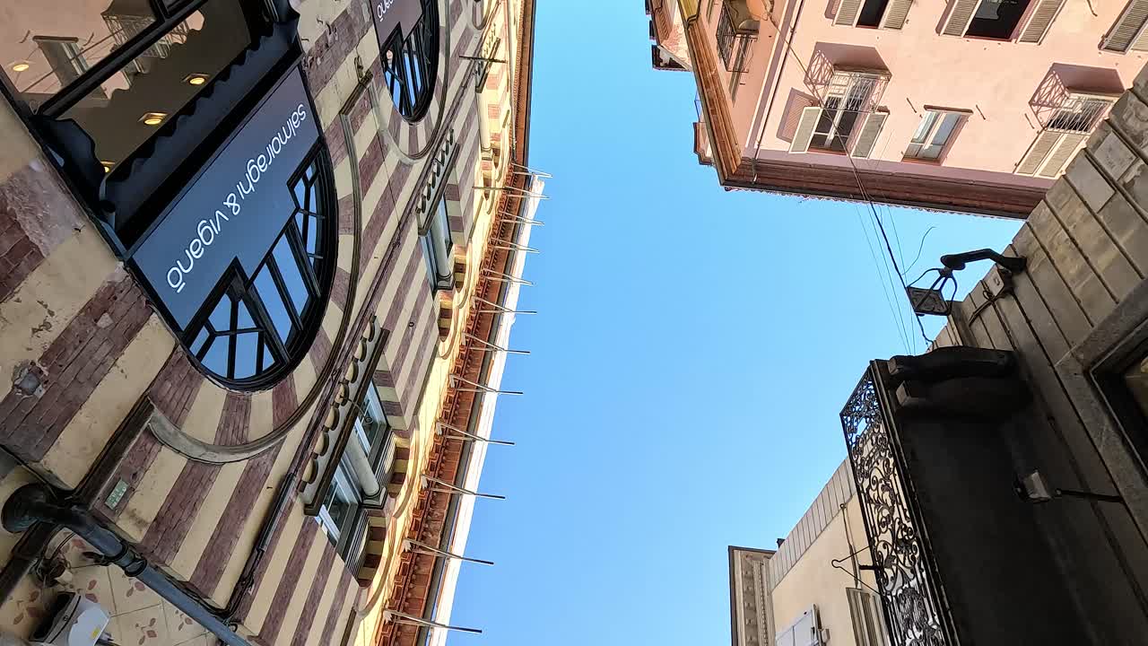 una calle tranquila en alba, italia