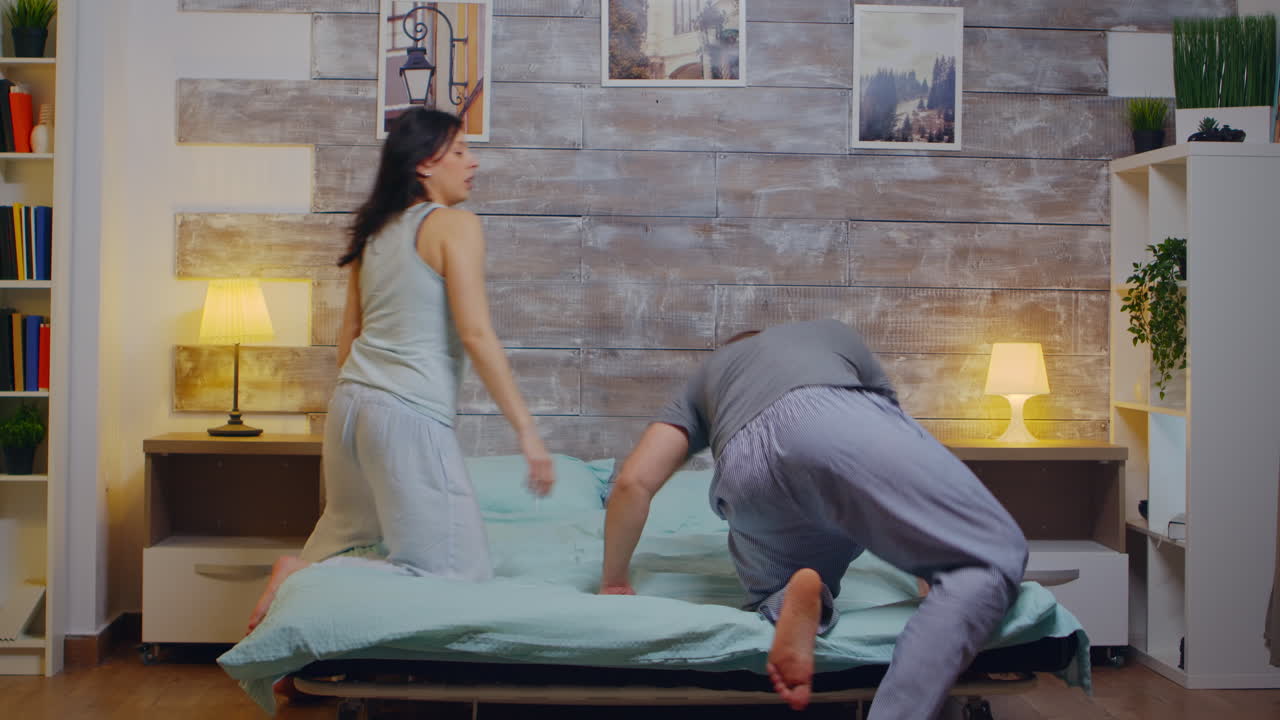 피자마 를 입은 즐거운 젊은 부부