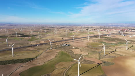 Landschaft-Mit-Windpark,-Luftaufnahme,-Spanien,-Windkraftanlagen,-Grüner-Strom,-Sonnig