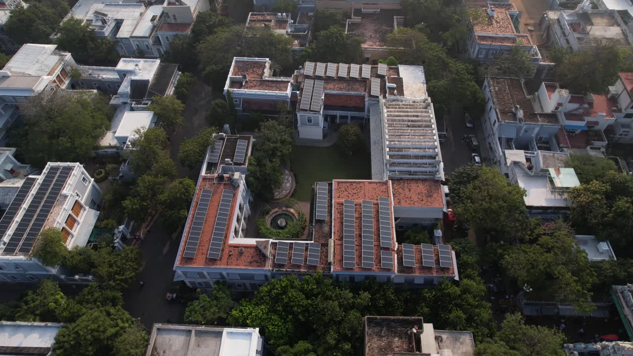 vista aérea del templo de anakula vinayagar y el ashram de sri aurobindo, dos centros espirituales en pondicherry