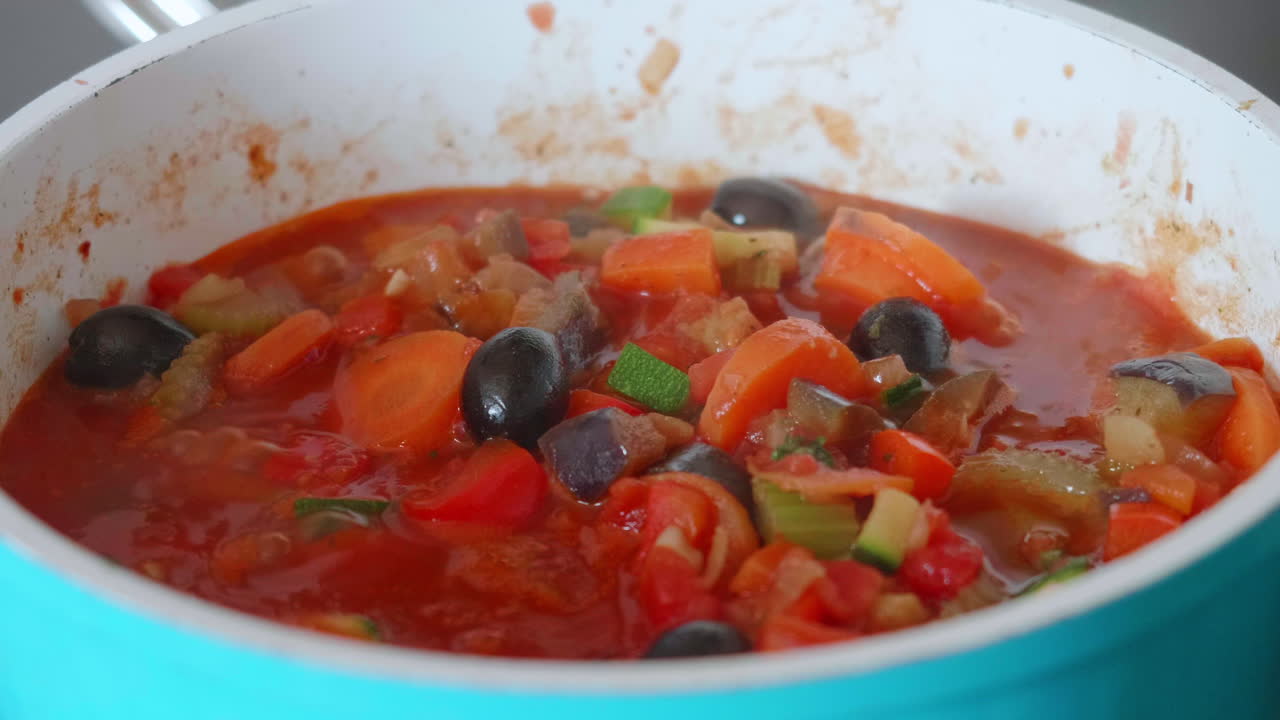 cocinando una caponata saludable y vegana con verduras de la zona