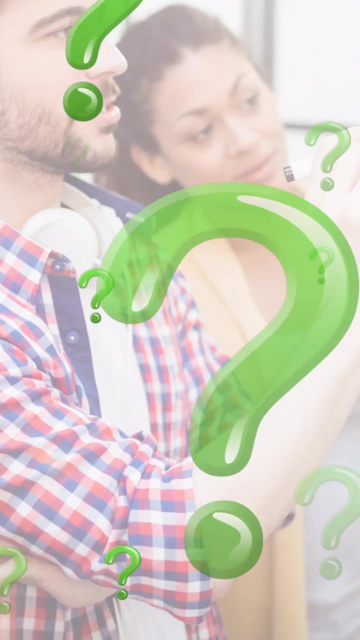 Animazione di punti interrogativi verdi su professionisti che guardano note promemoria