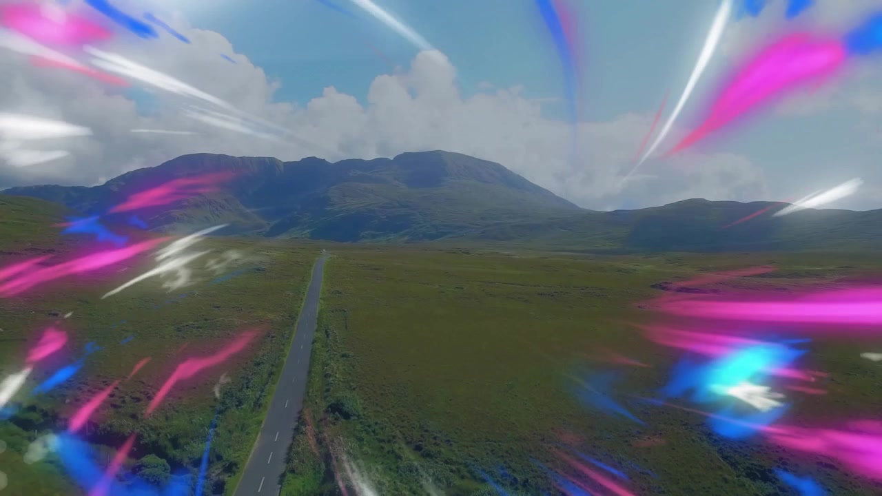 Vista aerea di una strada panoramica attraverso un paesaggio montuoso con effetti di luce astratti