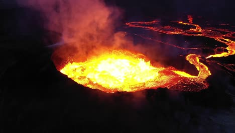 erupción del volcán por la noche