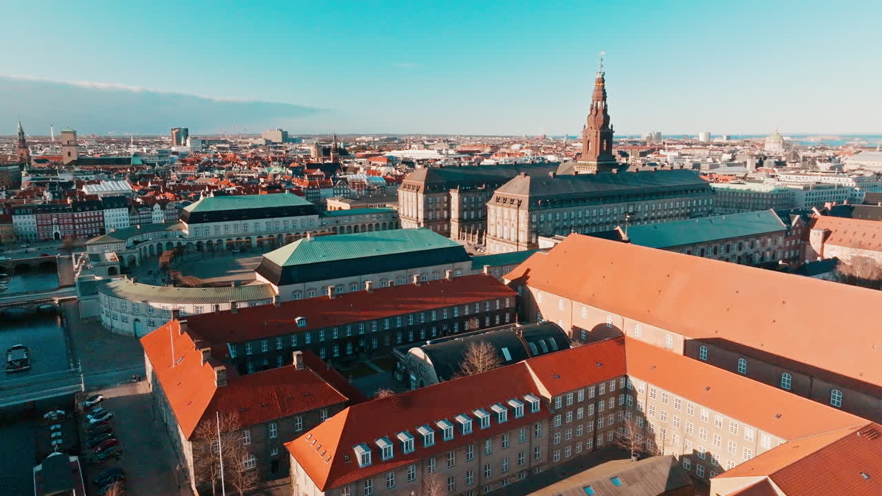 tomada en movimiento de un dron del horizonte del centro de copenhague en dinamarca con el palacio de christiansborg en el fondo