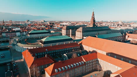 Toma-En-Movimiento-De-Un-Dron-Del-Horizonte-Del-Centro-De-Copenhague-En-Dinamarca-Con-El-Palacio-De-Christiansborg-En-El-Fondo